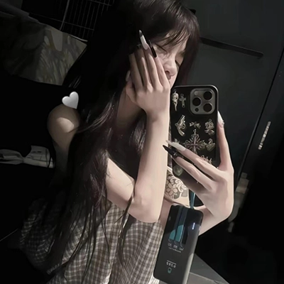胡**